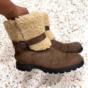 Ugg Australia Blayre Women’s Leather Boots belted with Shearling Cuffs, Size 6